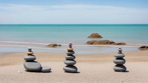 
Steine ​​balancieren am Strand
